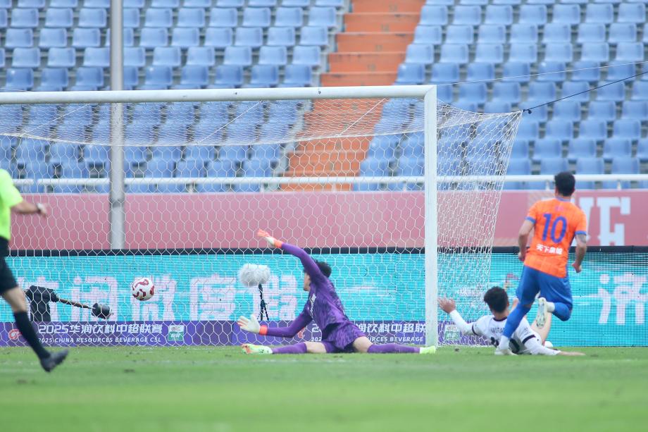 中超-卡扎伊什维利梅开二度 山东泰山战胜上海海港